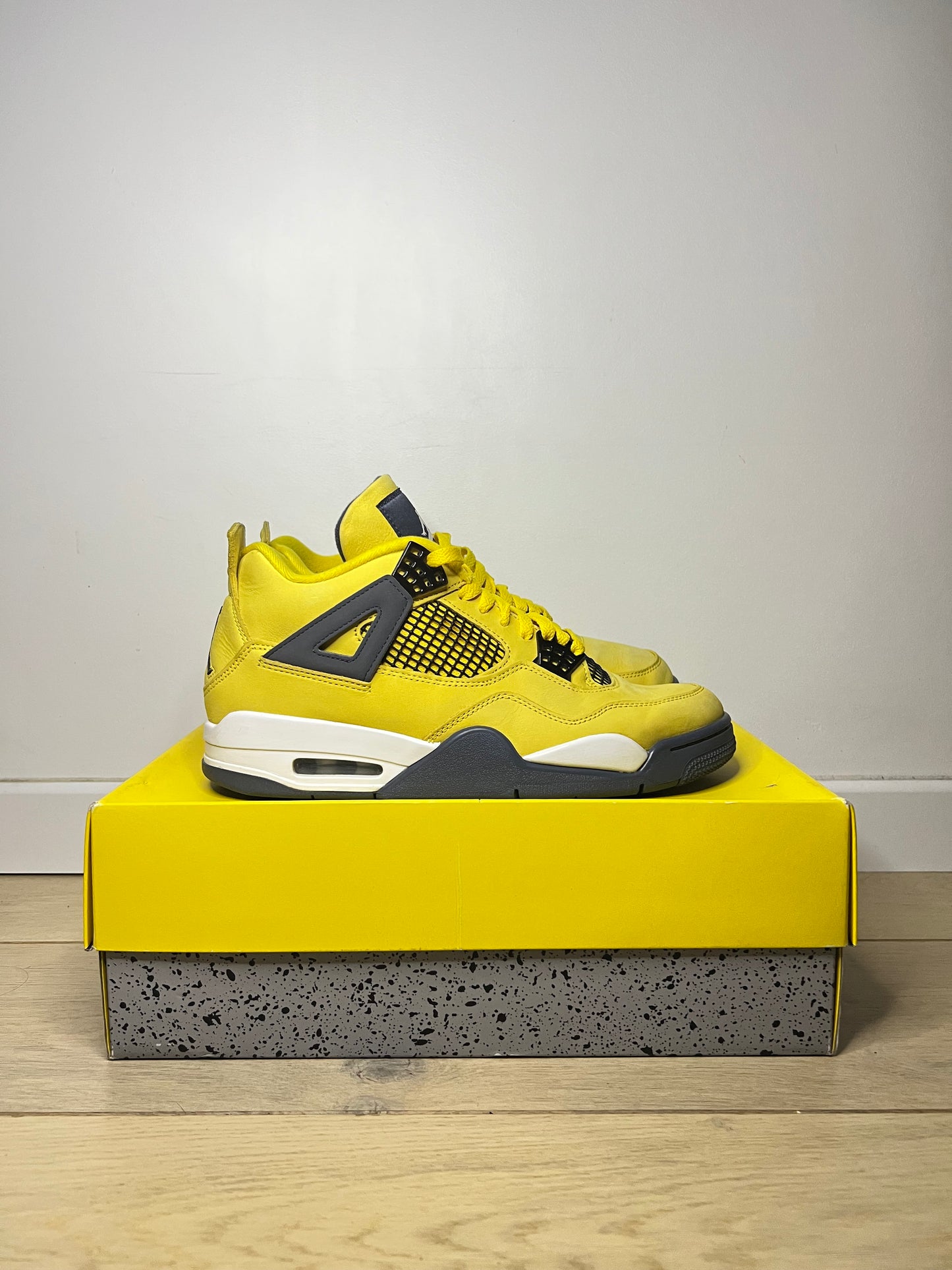 JORDAN 4 LIGHTNING