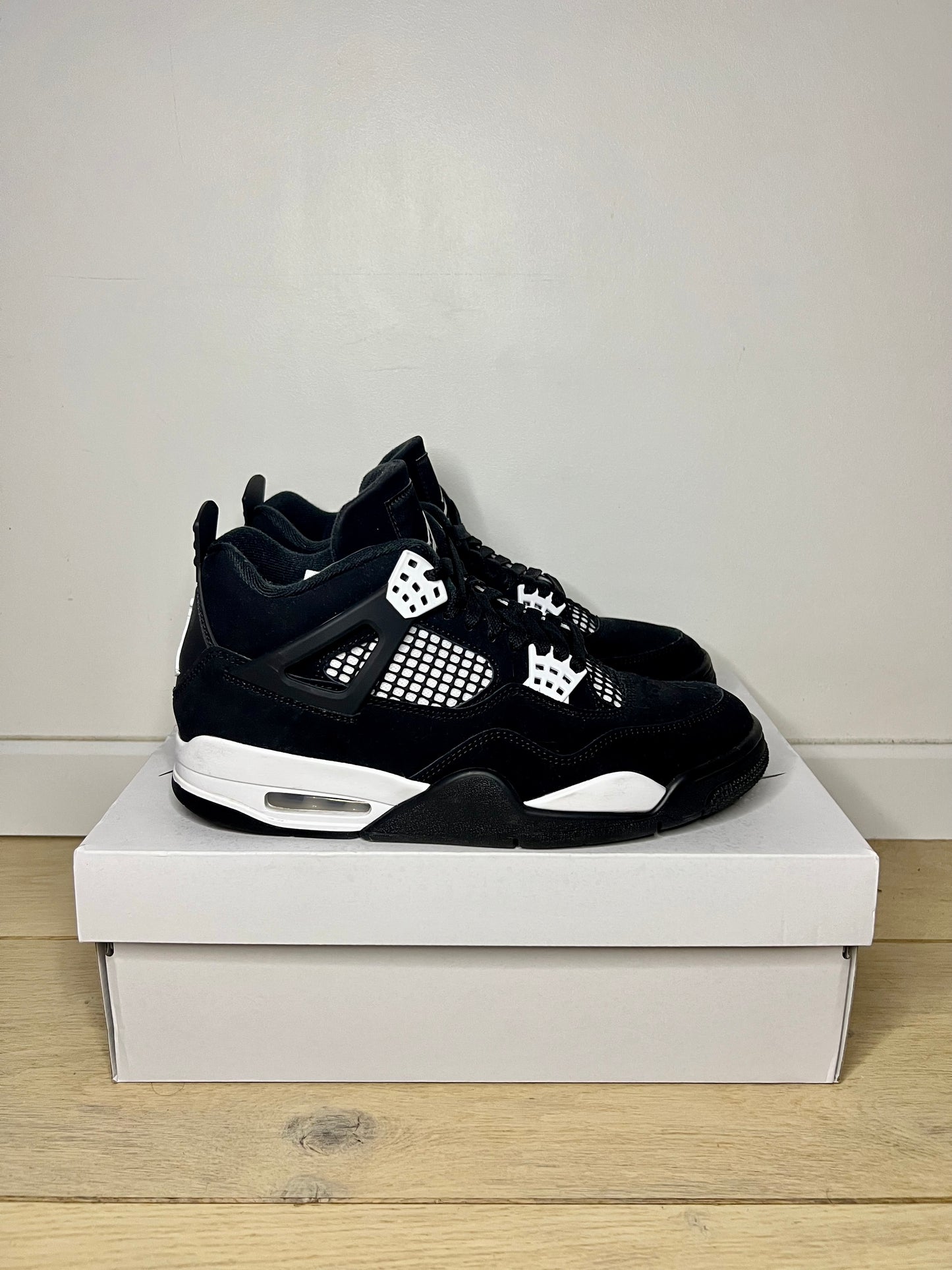 JORDAN 4 WHITE THUNDER