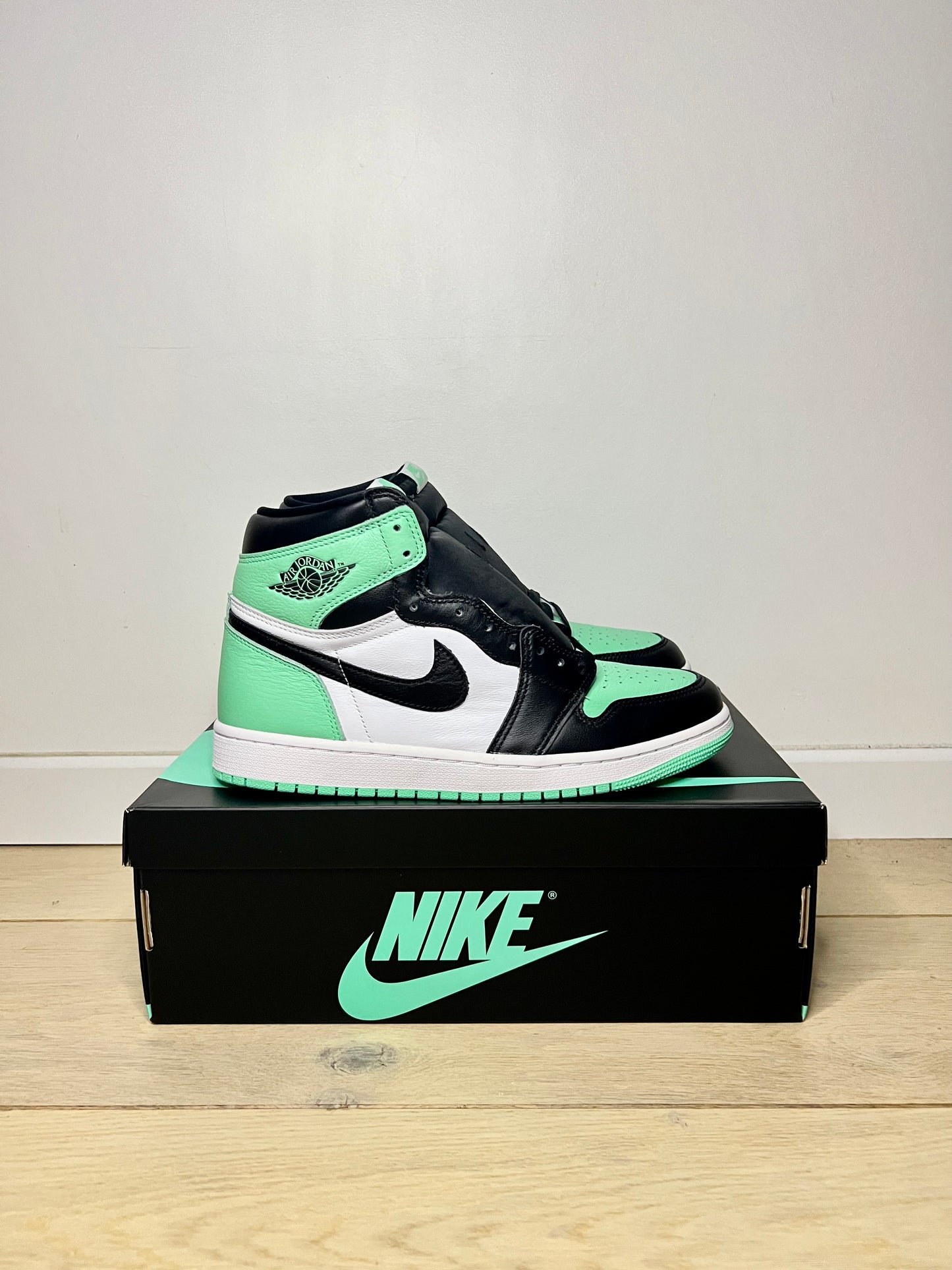 JORDAN 1 GREEN GLOW
