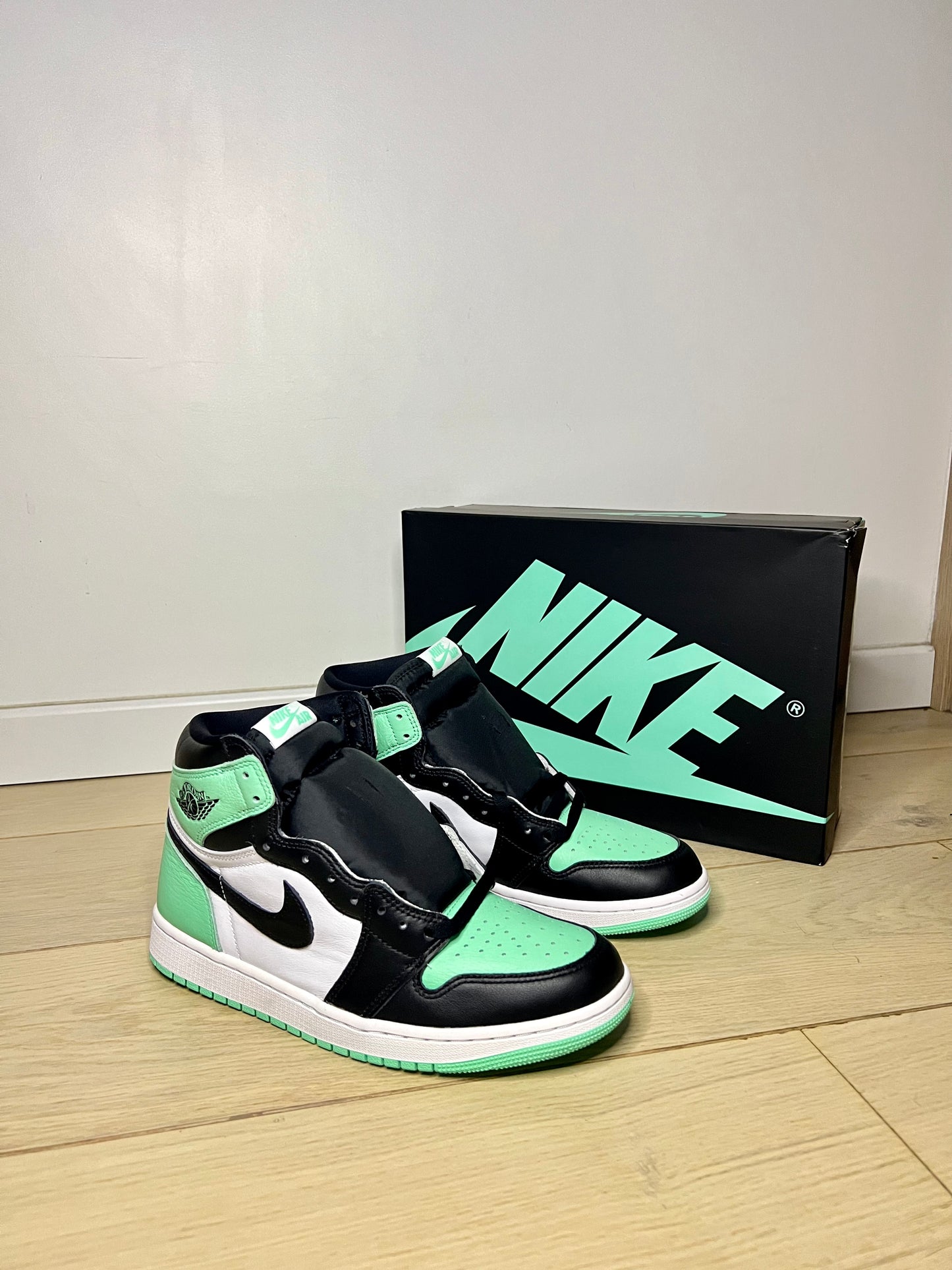JORDAN 1 GREEN GLOW