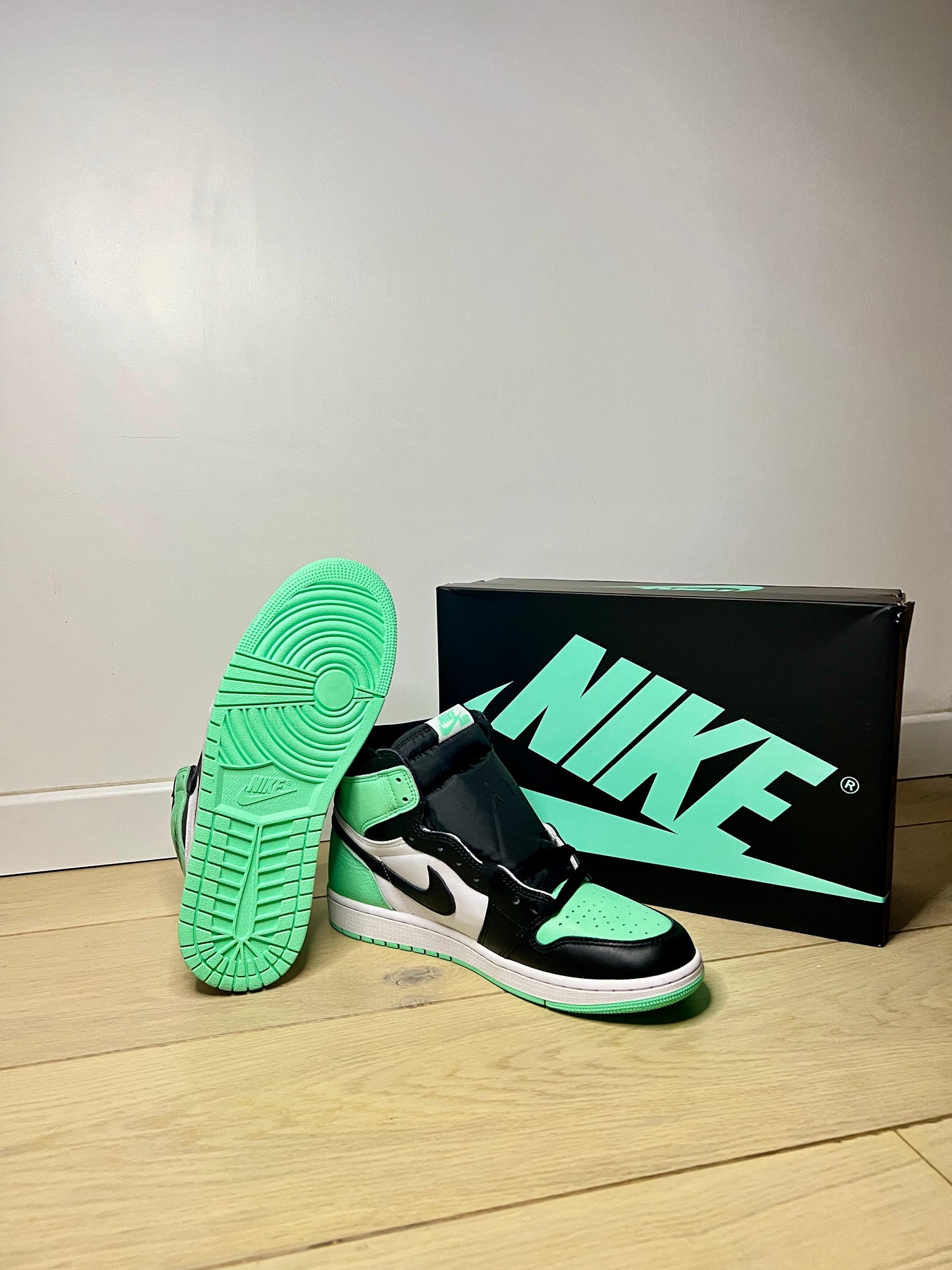 JORDAN 1 GREEN GLOW