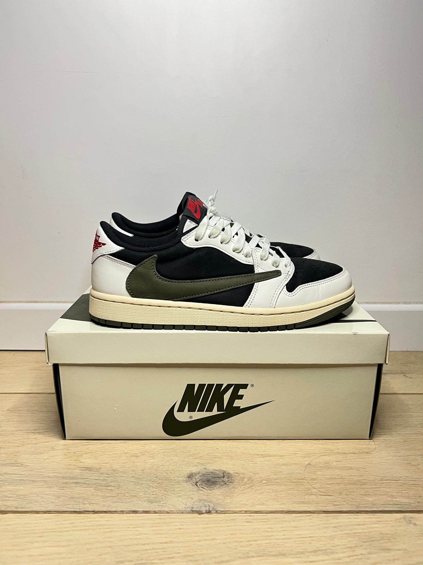 JORDAN 1 LOW TRAVIS SCOTT OLIVE