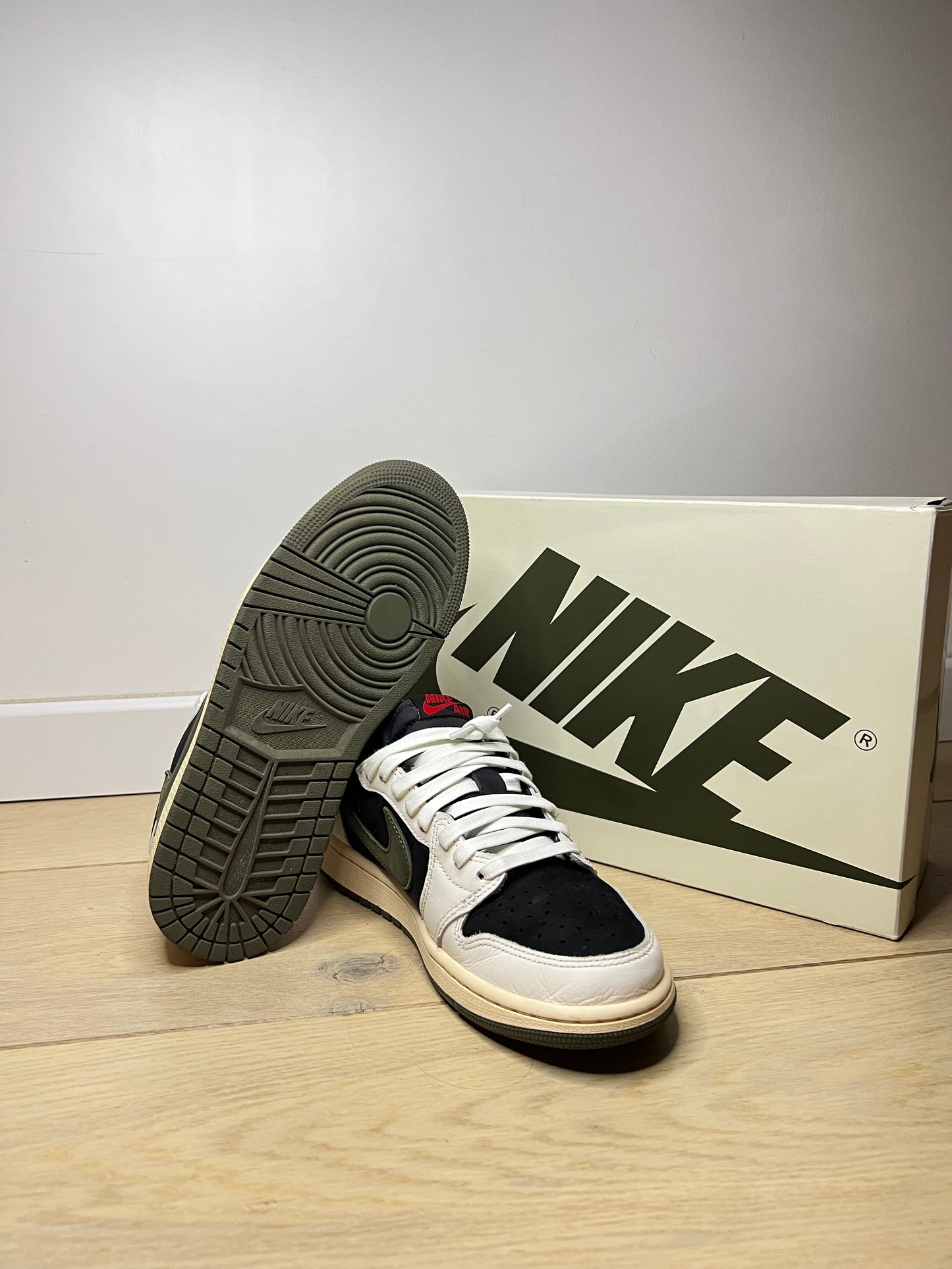 JORDAN 1 LOW TRAVIS SCOTT OLIVE