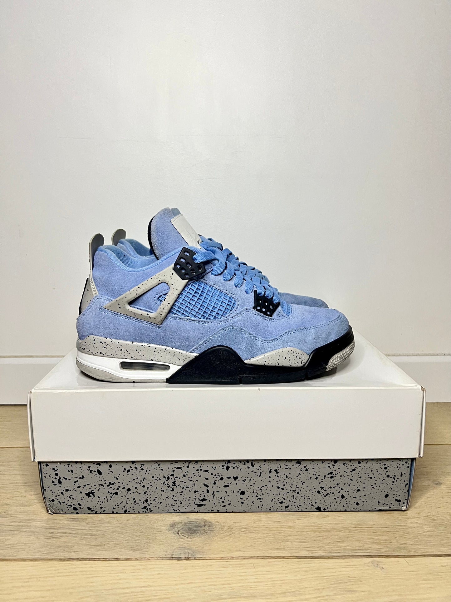 Jordan 4 UNC (size 41)